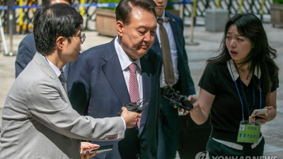 문 부숴서 끌어내래? 윤 전 대통령, 내란 재판서 '침묵 모드'